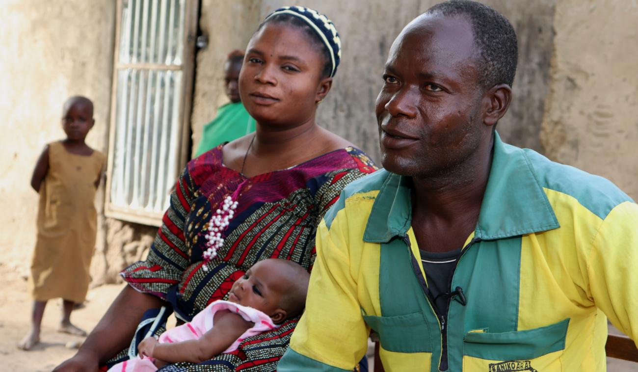 Safiatou y su marido Idrissou dan la bienvenida a su nuevo bebé y se evitan la molestia de registrar a su quinto bebé, gracias a la nueva opción que les brinda el número de teléfono gratuito. 