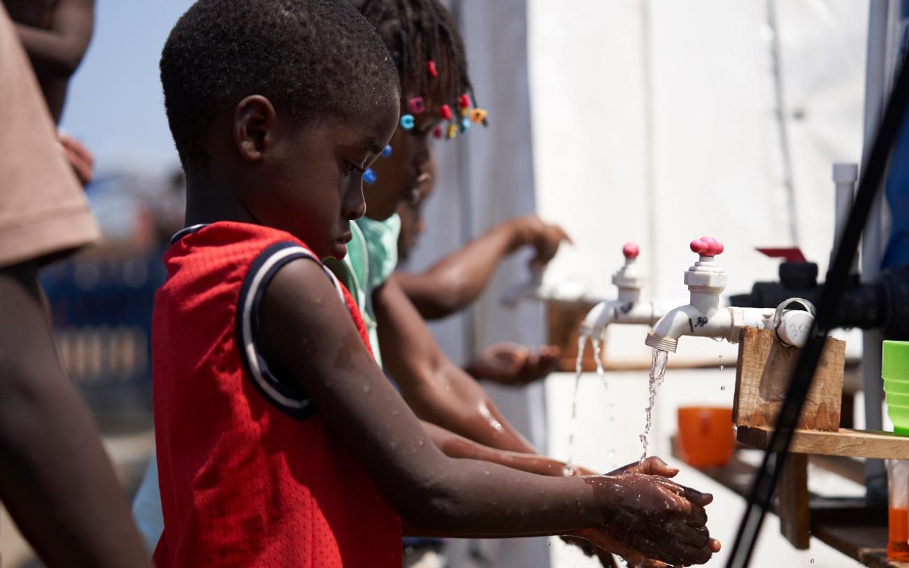 يركز الأطفال على غسل أيديهم للوقاية من الفيروس.