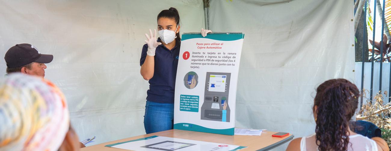 يمارس طالبو اللجوء التباعد الاجتماعي للمساعدة في مكافحة انتشار الفيروس خلال ورشة عمل في سان خوسيه، كوستاريكا.