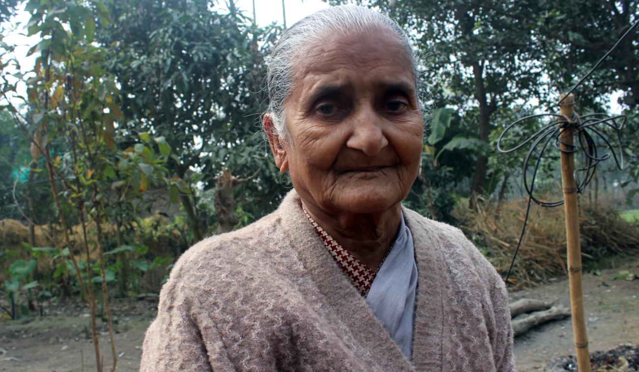 Foto de Ratna Khawas, una anciana que ha trabajado durante décadas para asegurarse de que todos en su aldea de Belbari, Nepal, tengan acceso a un baño.