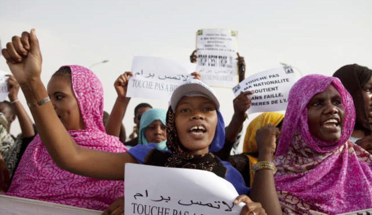 Plano medio de manifestaciones de activistas contra la esclavitud en Nouakchott, Mauritania.