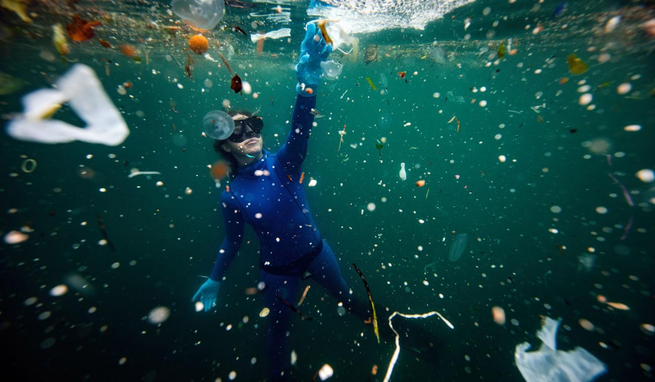 La détentrice du record du monde de plongée en apnée Şahika Ercümen fait une plongée pour sensibiliser le public à la pollution causée par les déchets en pastique dans le détroit du Bosphore, à Istanbul, en Turquie.