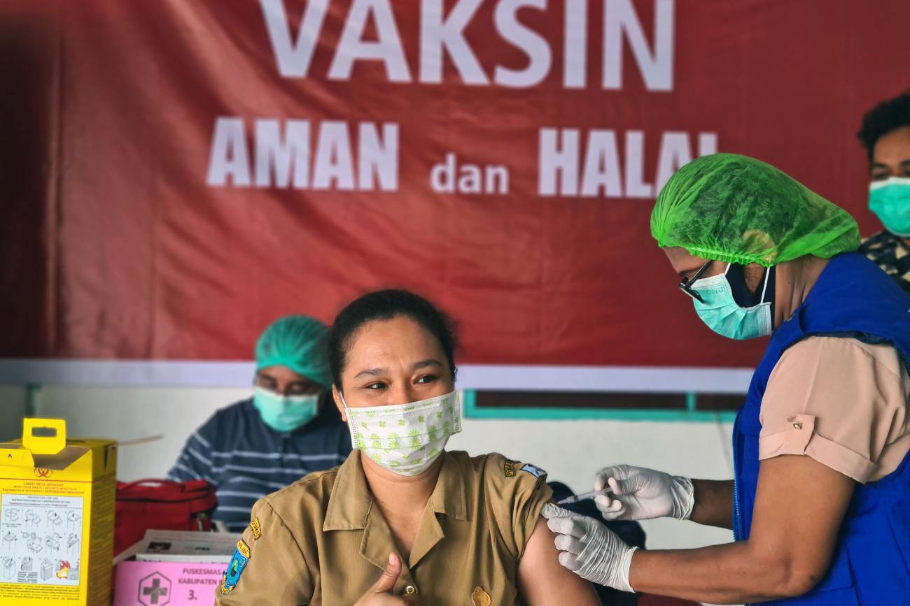 Faridah Syafi, una trabajadora de la salud de 42 años de edad, en Manokwari, Papúa Occidental Provincia está recibiendo su vacunación COVID-19 en un centro de salud de la comunidad local.