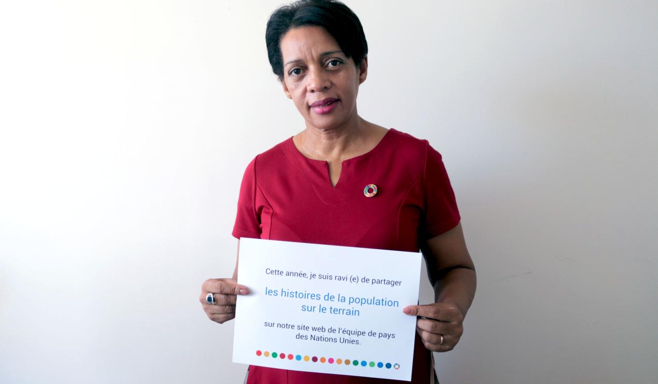 Zoe Rasoaniaina, de l'ONU à Madagascar, tient une pancarte où l'on peut lire qu'elle voudrait faire connaître davantage d'histoires venant du terrain via le site web de l'équipe de pays de l'ONU à Madagascar.