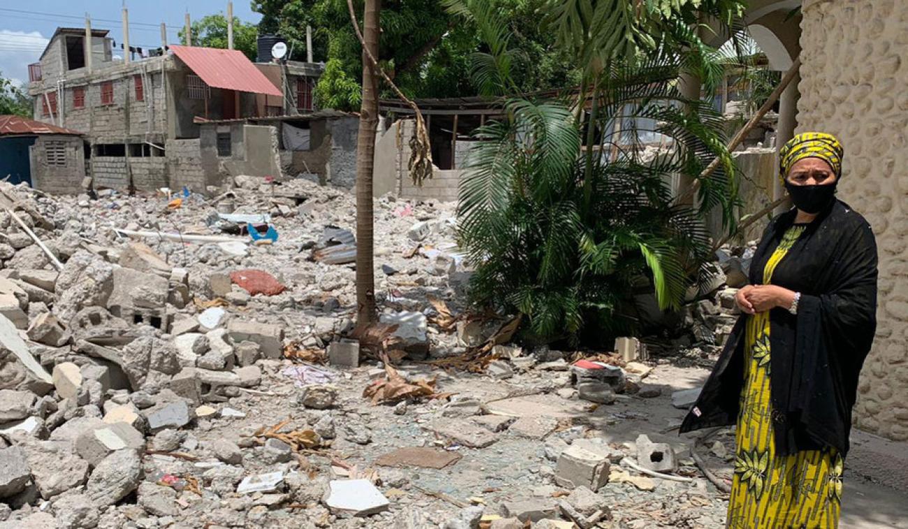 联合国副秘书长阿米娜·穆罕默德站在房屋废墟的右边。