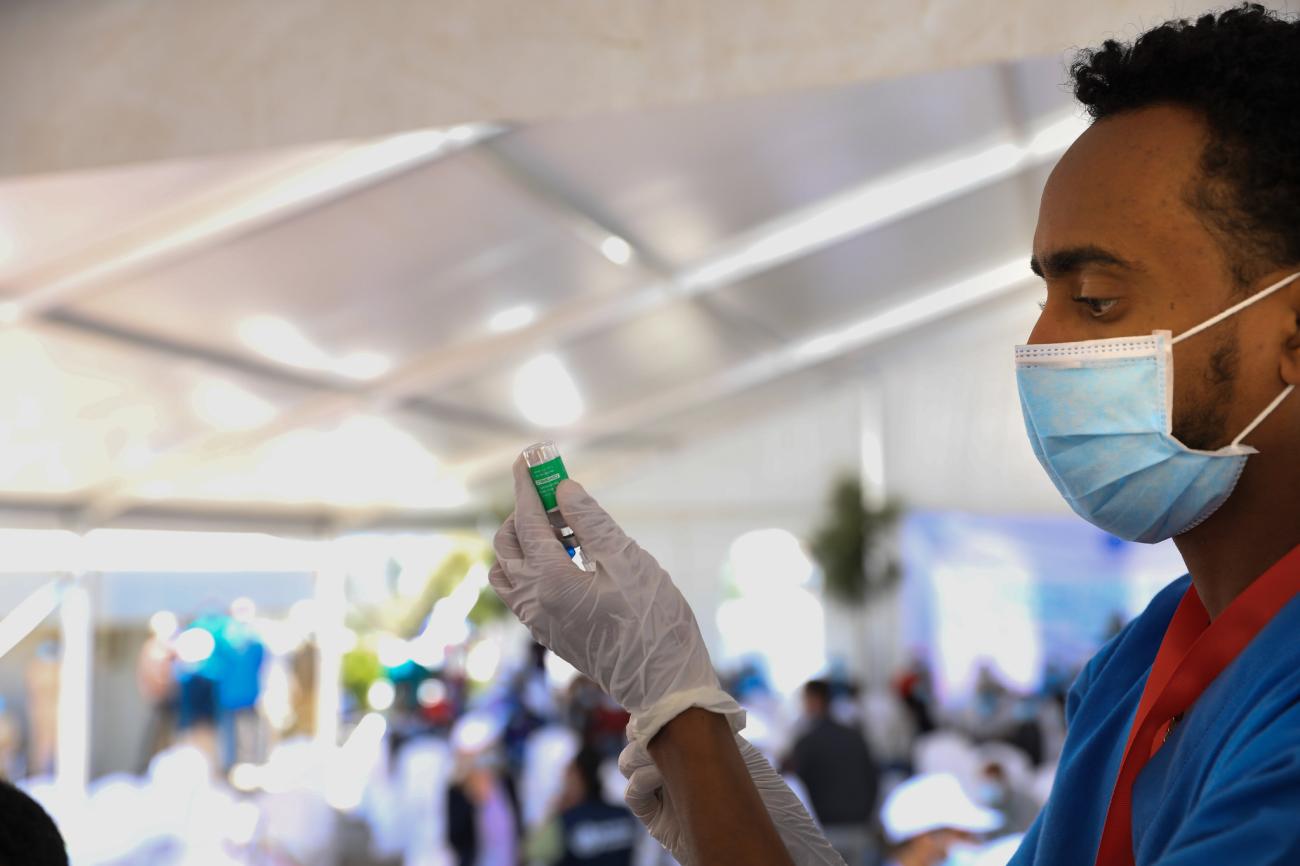 Un agent de santé d'Eka Kotebe prépare un vaccin lors du déploiement de la première campagne de vaccination menée avec l'appui du mécanisme COVAX en Éthiopie.