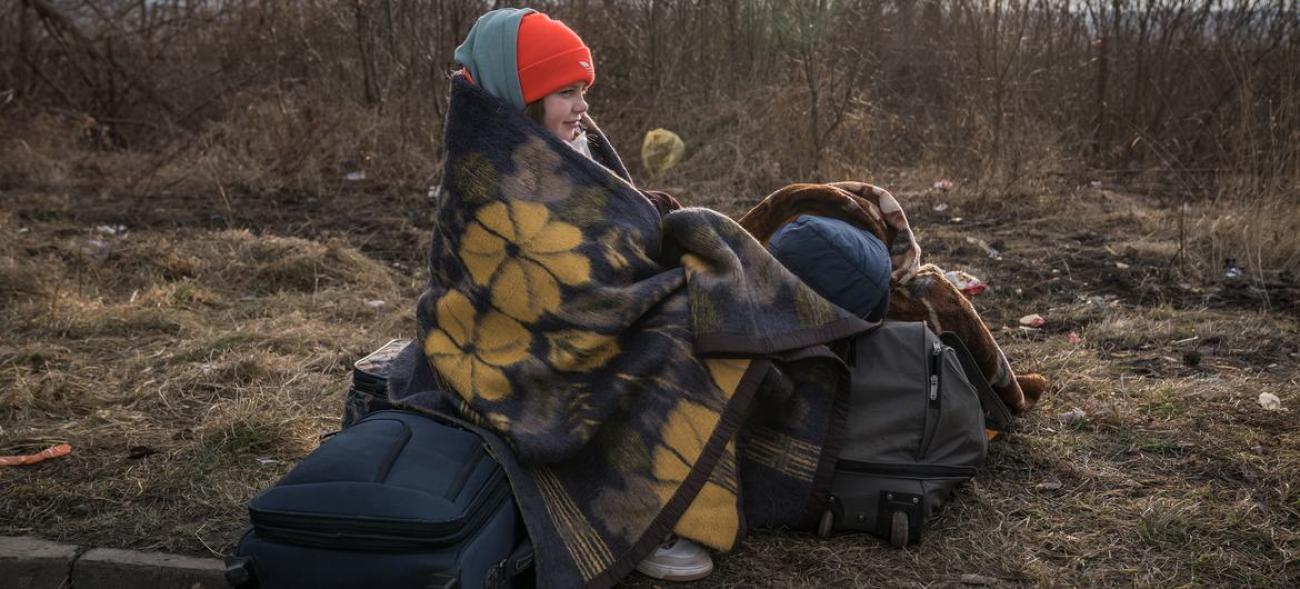 Una joven llega a Rumanía para refugiarse del conflicto en curso en Ucrania.