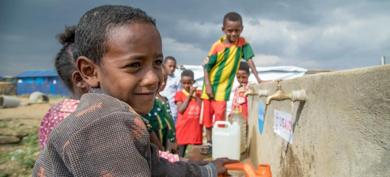 De jeunes enfants déplacés collectent de l'eau à Mekelle, la capitale de la région du Tigré, en Éthiopie. 