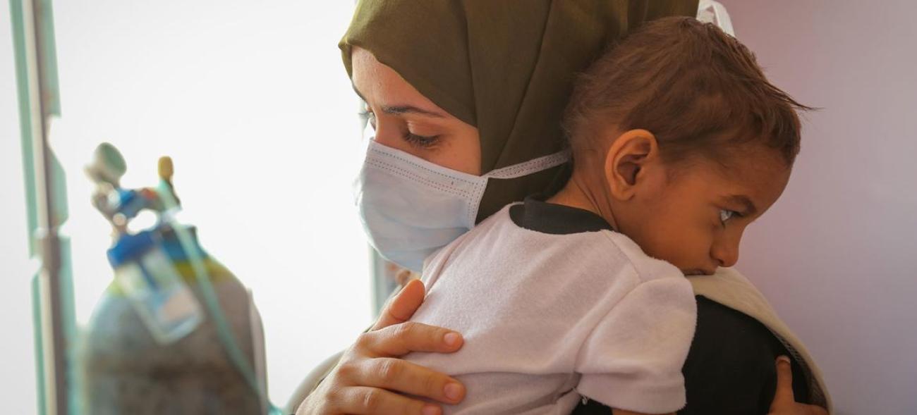 在也门萨那的一家医院，一名婴儿正在接受营养不良的治疗。