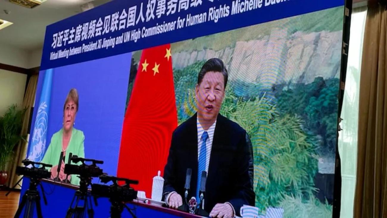 联合国人权事务高级专员巴切莱特在中国广州访问期间与国家主席习近平举行视频会议的截图。