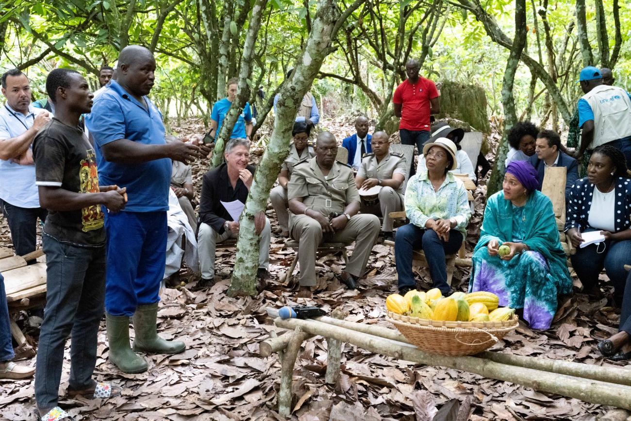 联合国常务副秘书长阿明娜·穆罕默德在科特迪瓦苏布雷的库阿库科罗"Champ-École"（"农业培训项目"）中与种植可可的农民交谈。
