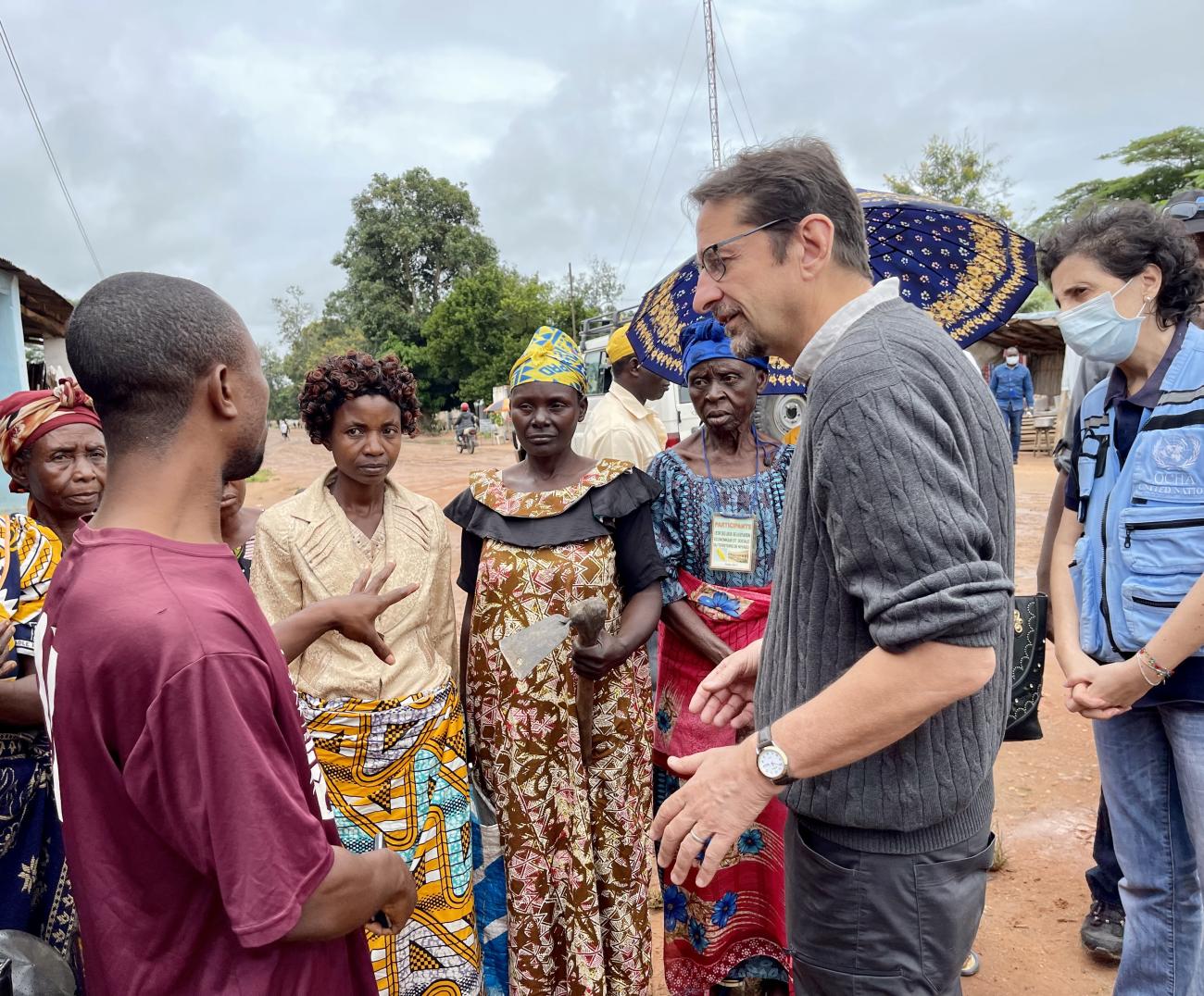 El Coordinador Residente y Humanitario de la República Democrática del Congo, Bruno Lemarquis, se reúne con los residentes de un emplazamiento de desplazados internos en Tanganyika, en el sureste de la RDC.