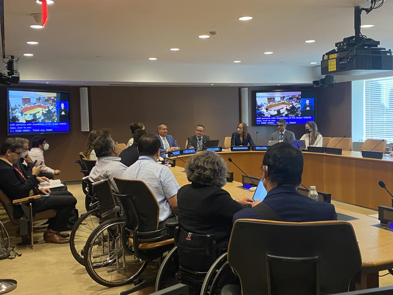 Los panelistas se reúnen en la sede de la ONU en Nueva York para discutir la implementación de la Estrategia de las Naciones Unidas para la Inclusión de la Discapacidad.