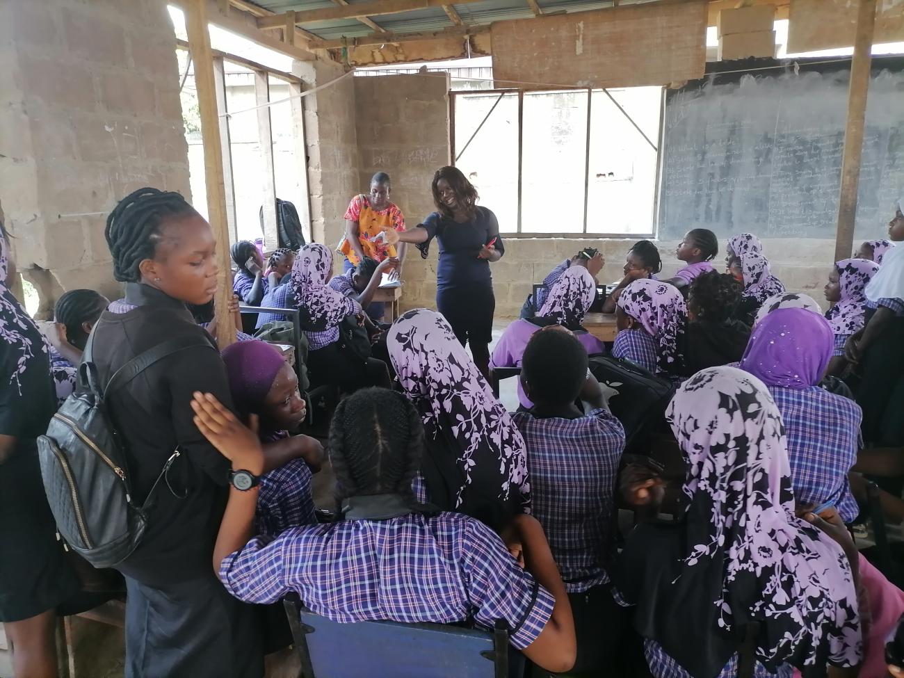 Esther Ajari responde a las preguntas de los estudiantes del Adedamola College, Oroogun, Ibadan, Estado de Oyo, Nigeria, tras un curso sobre salud sexual y reproductiva.