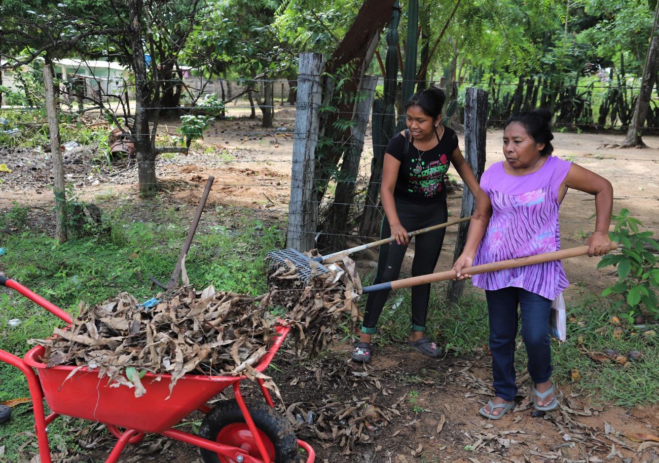 Mujeres de Río Negro preparan su parcela para la siembra.