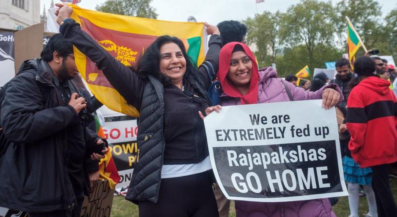 2022年5月，在伦敦的一次抗议活动中，示威者表达了对斯里兰卡政府的不满。