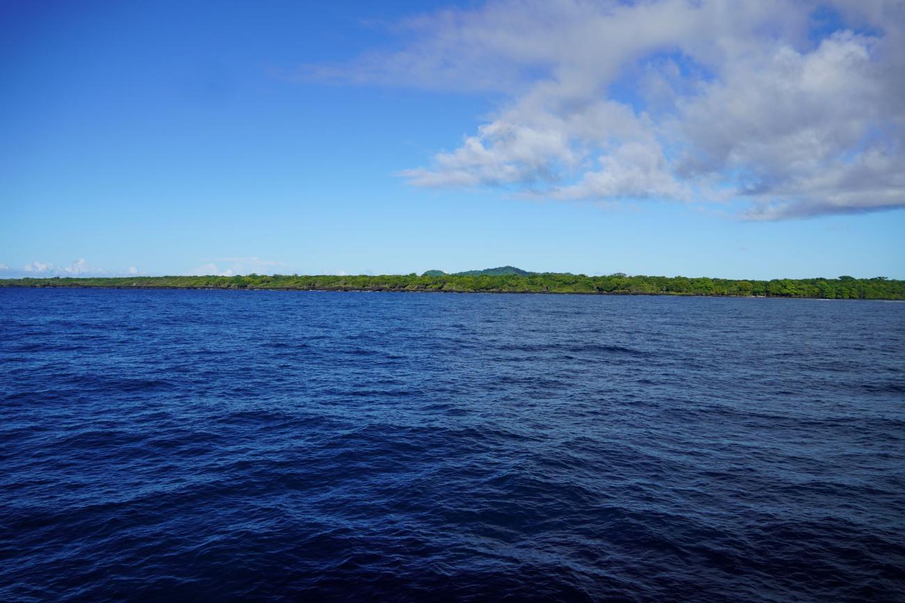 صورة لمحيط أزرق في يوم صاف.