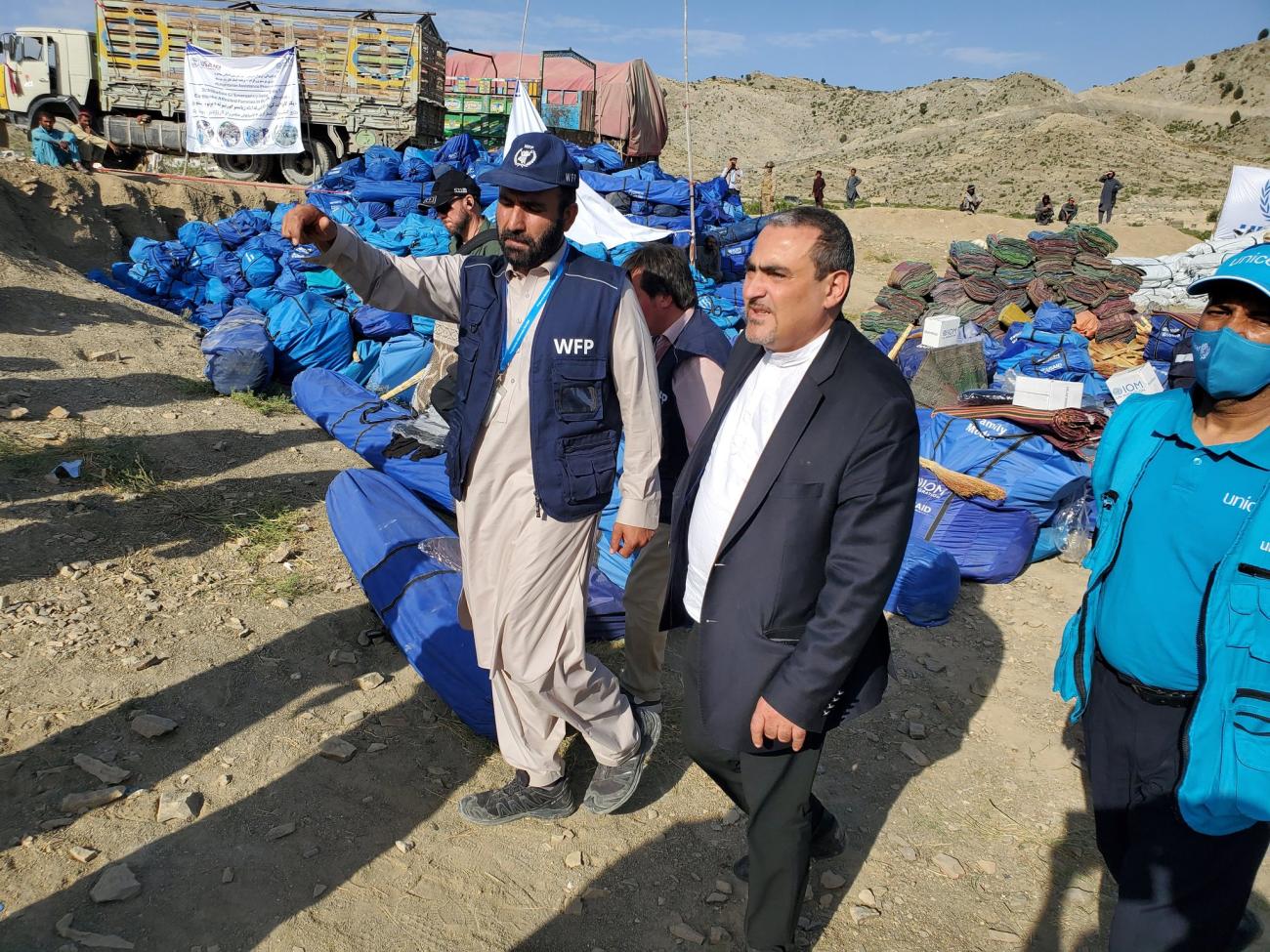 Le Coordonnateur résident des Nations Unies et Coordonnateur de l’action humanitaire en Afghanistan, le Dr Ramiz Alakbaroven, en visite dans la zone où s'est produit un tremblement de terre à Paktika, en Afghanistan.