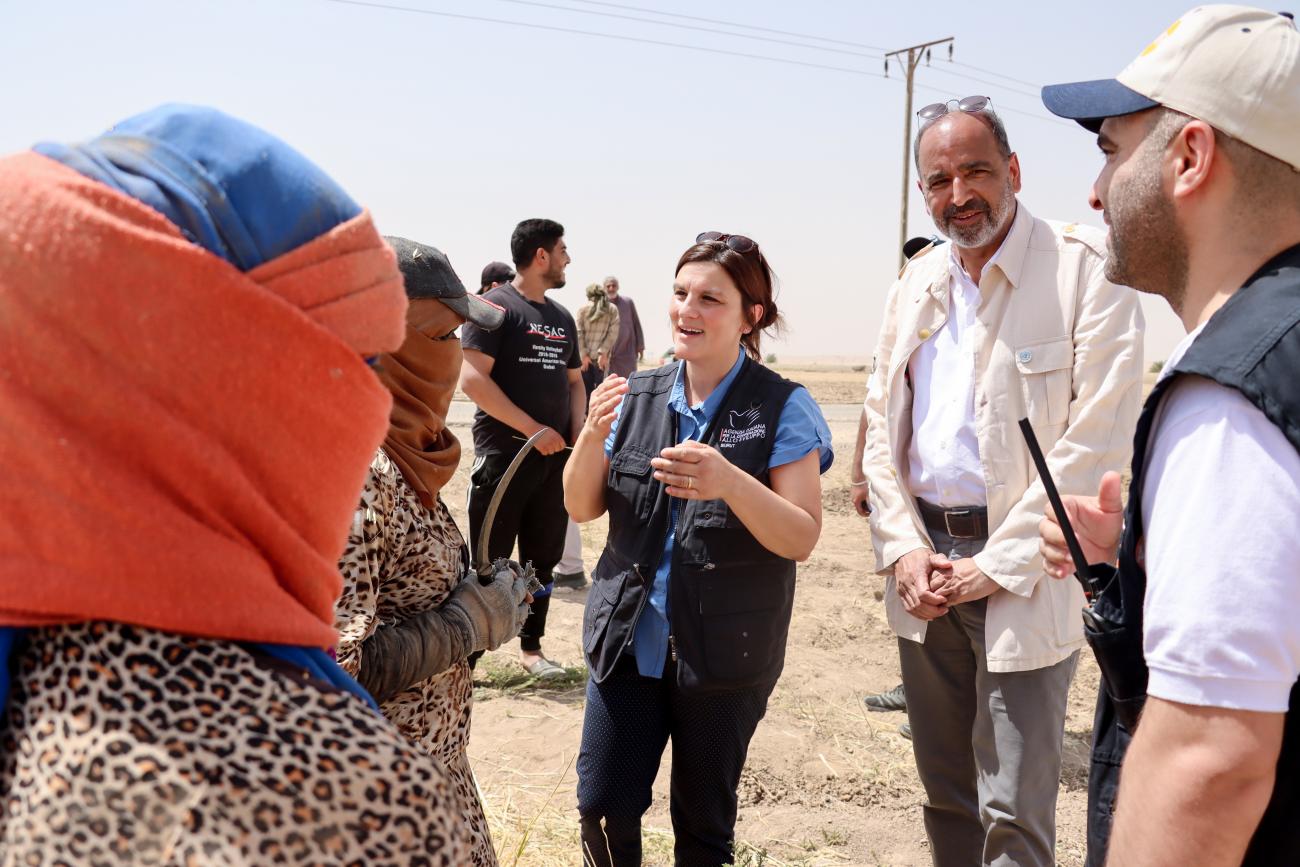 Le Coordonnateur résident des Nations Unies et Coordonnateur humanitaire Imran Riza se joint à ses collègues lors d'une visite de terrain dans une partie rurale de Deir Ezzor connue sous le nom de "Secteur 5", en Syrie. 