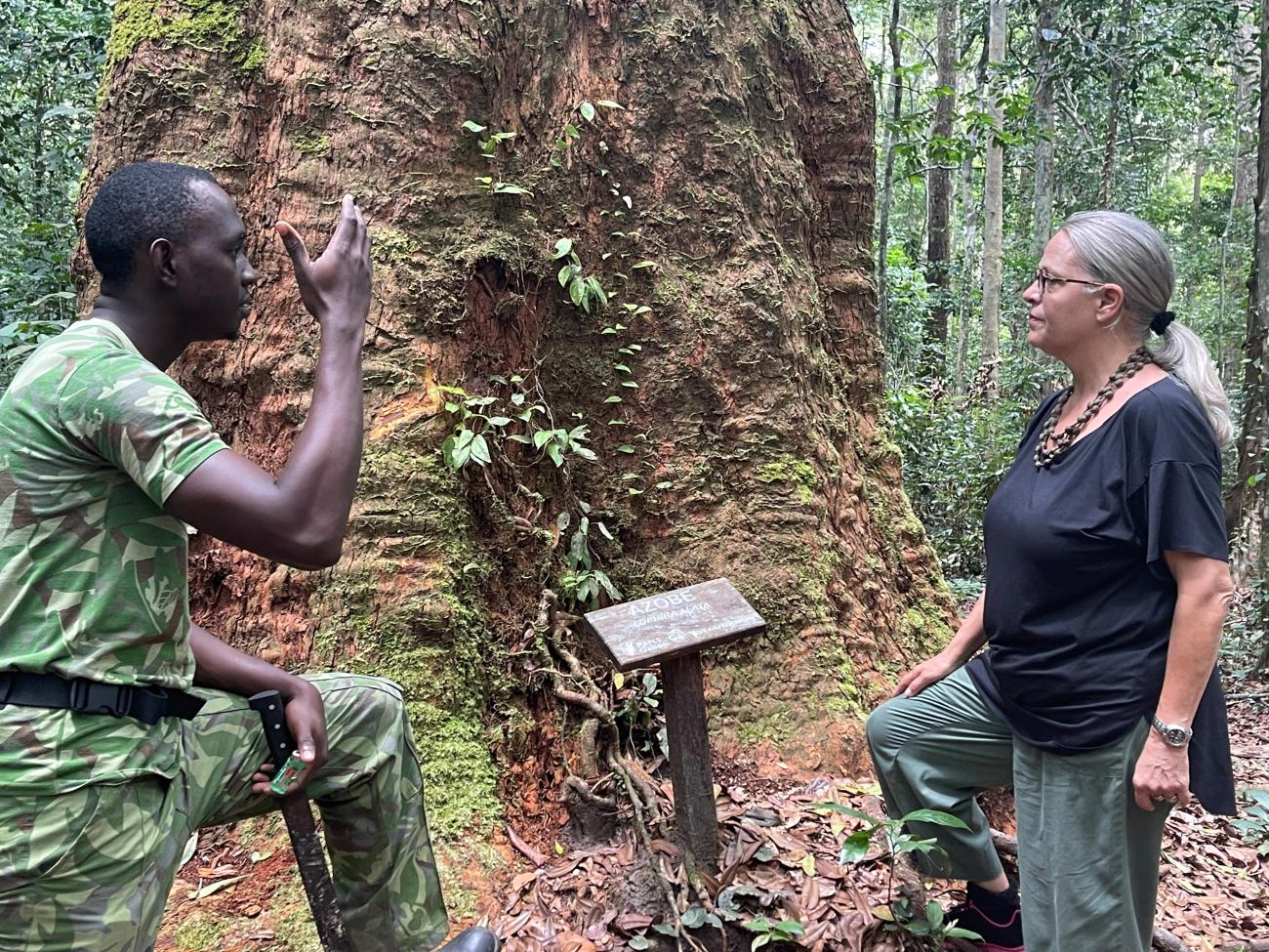 La Coordinadora Residente de Gabón, Savina Ammassari, visita el bosque Raponda Walker Arboretum, cerca de Libreville, la capital de Gabón.
