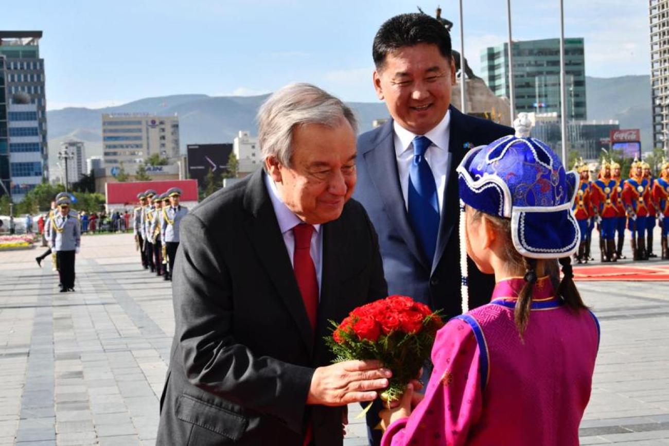 联合国负责人在蒙古接受一位蒙古女孩的鲜花。