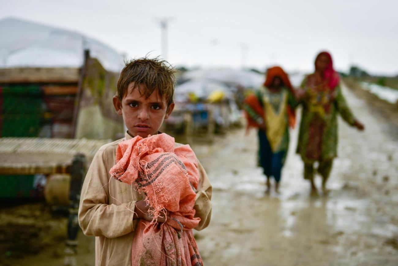 Un niño se aferra a sus pertenencias mientras las familias se trasladan a zonas más seguras tras las inundaciones en la provincia de Baluchistán, Pakistán.