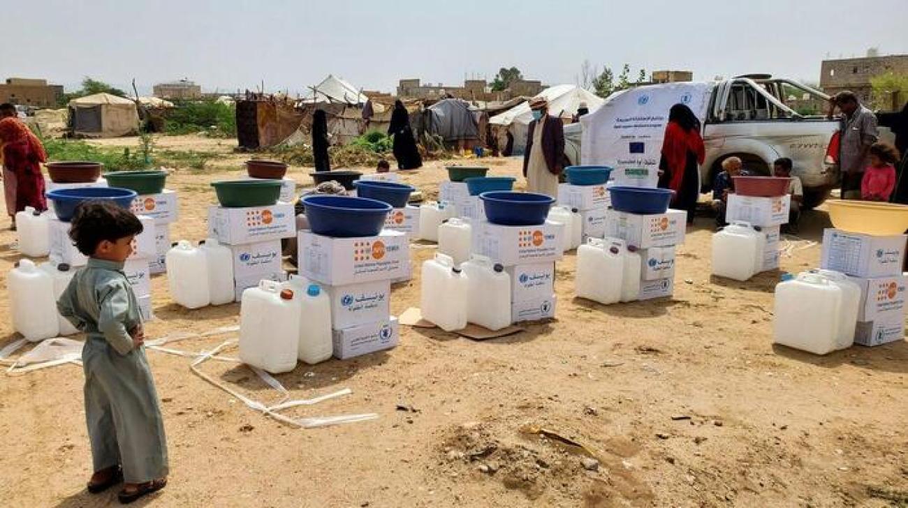 توزيع مجموعات تحتوي على مواد أساسية للصحة والنظافة وملابس ووجبات جاهزة للأكل لدعم جهود الإغاثة الطارئة من الفيضانات في محافظة الجوف، اليمن.