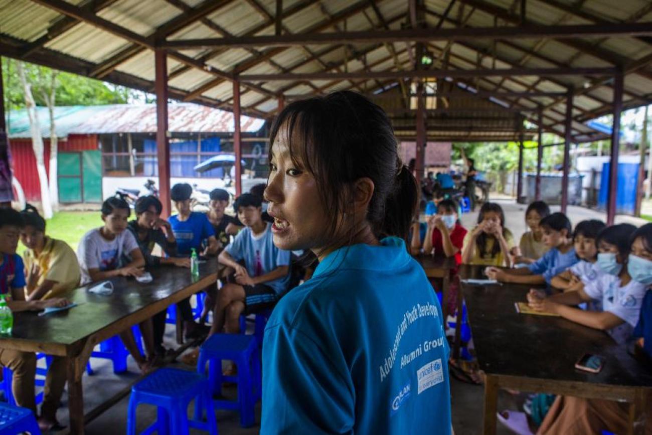 تدير جي تونغ جلسة لتبادل المعارف بين الأقران في مخيم للنازحين داخليًا في ولاية كاشين، ميانمار.