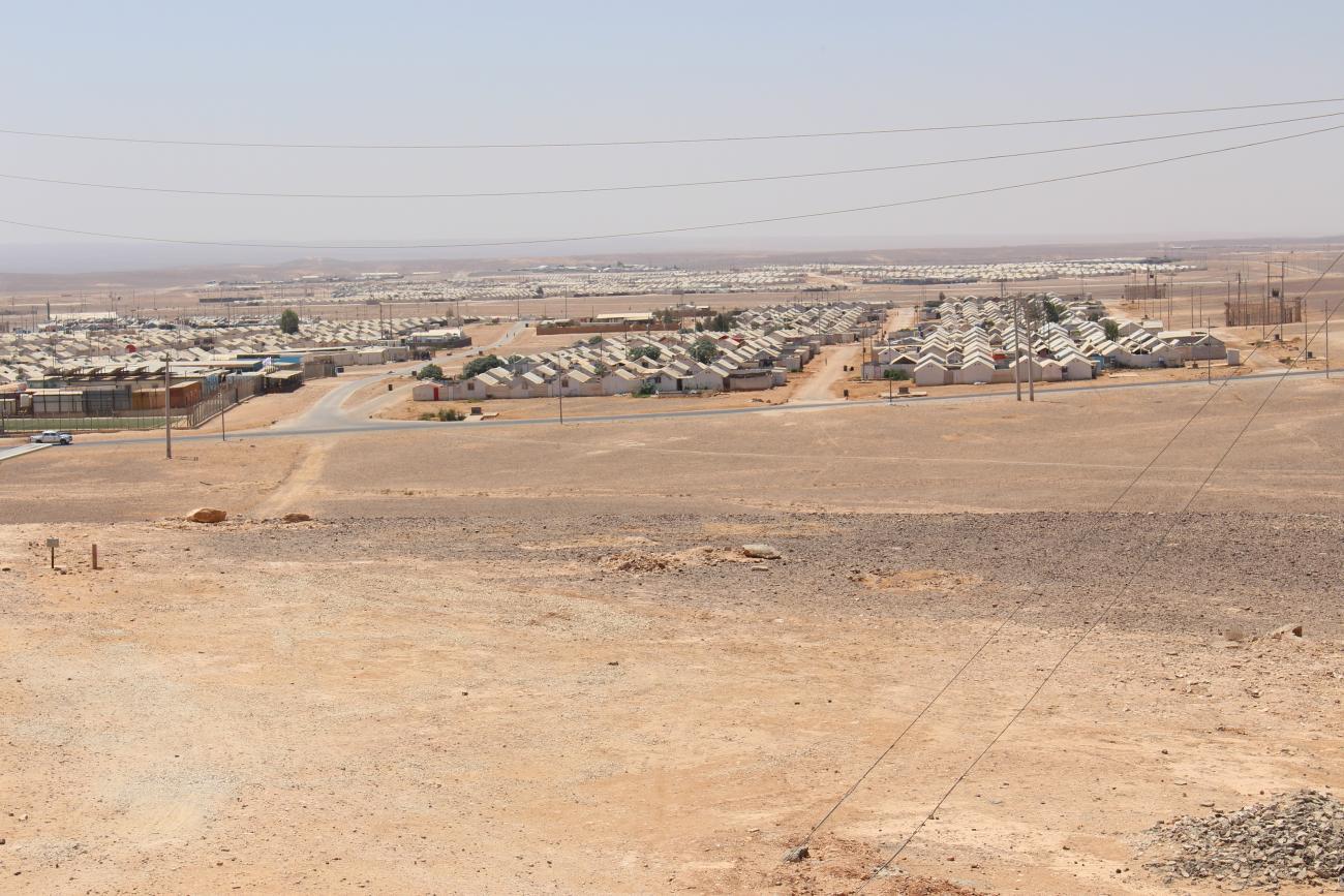 صورة بعيدة لمخيم الأزرق في الأردن.