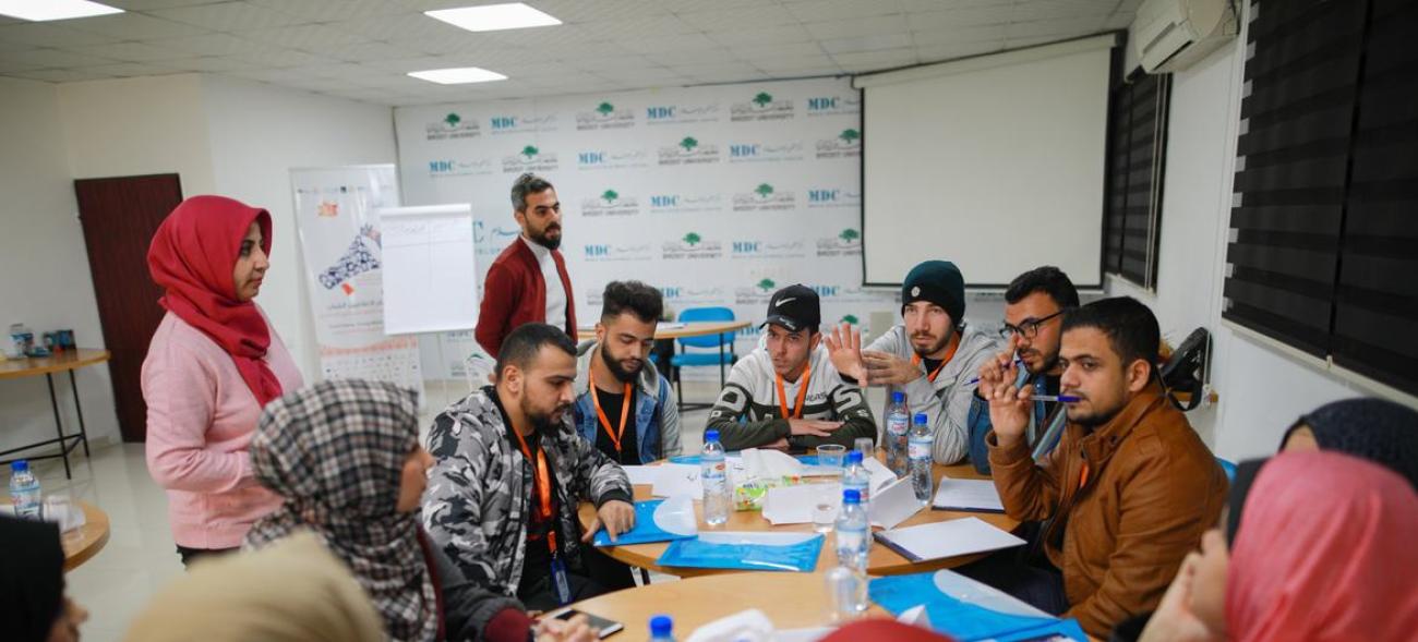 صحفيون شباب يحضرون تدريبًا في مركز تطوير الإعلام في غزة، قبل جائحة كوفيد-19.