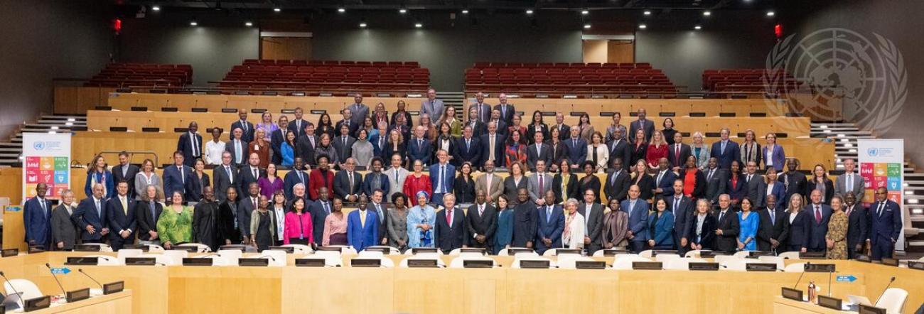 Photo de famille des coordonnatrices et coordonnateurs résidents de l'ONU prise lors de la réunion mondiale de 2022.