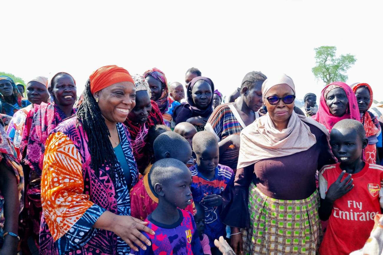 Khardiata Lo N'Diaye, Représentante spéciale adjointe du Secrétaire général de l’ONU, Coordonnatrice résidente de l’ONU et Coordonnatrice humanitaire au Soudan et Sara Nyanti, Représentante spéciale adjointe du Secrétaire général de l’ONU, Coordonnatrice résidente de l’ONU et Coordonnatrice humanitaire au Soudan du Sud échangent avec des enfants dans la région d’Abyei, en juin 2022. 