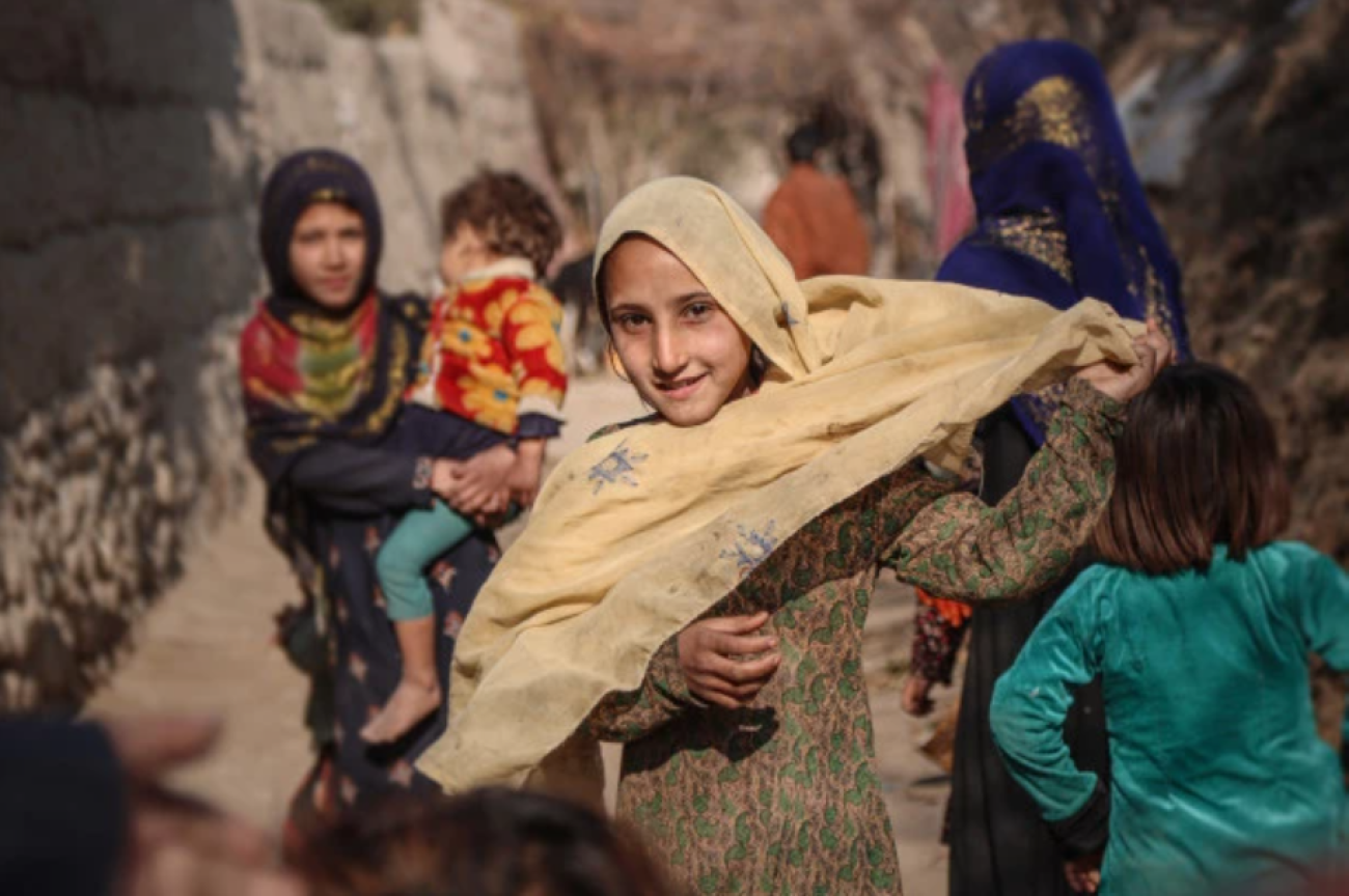 一名阿富汗女孩正在面对镜头微笑