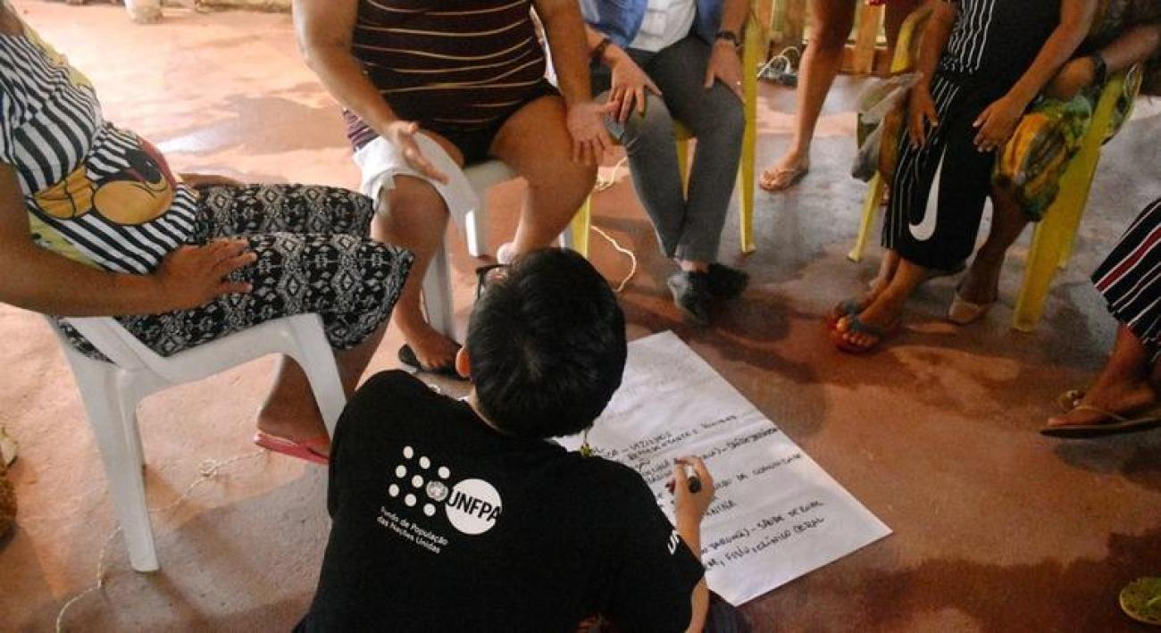 Mujeres indígenas brasileñas debaten sobre la violencia de género en un taller del Fondo de Población.