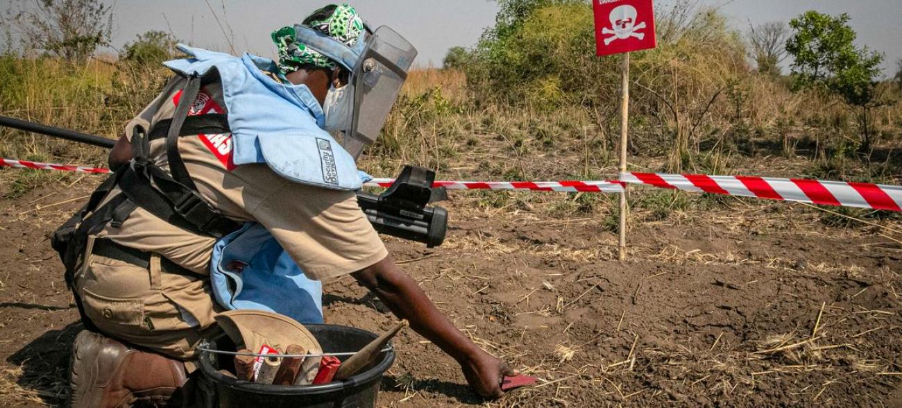 联合国地雷行动处工作人员在南苏丹中赤道州探测到一枚反坦克地雷。