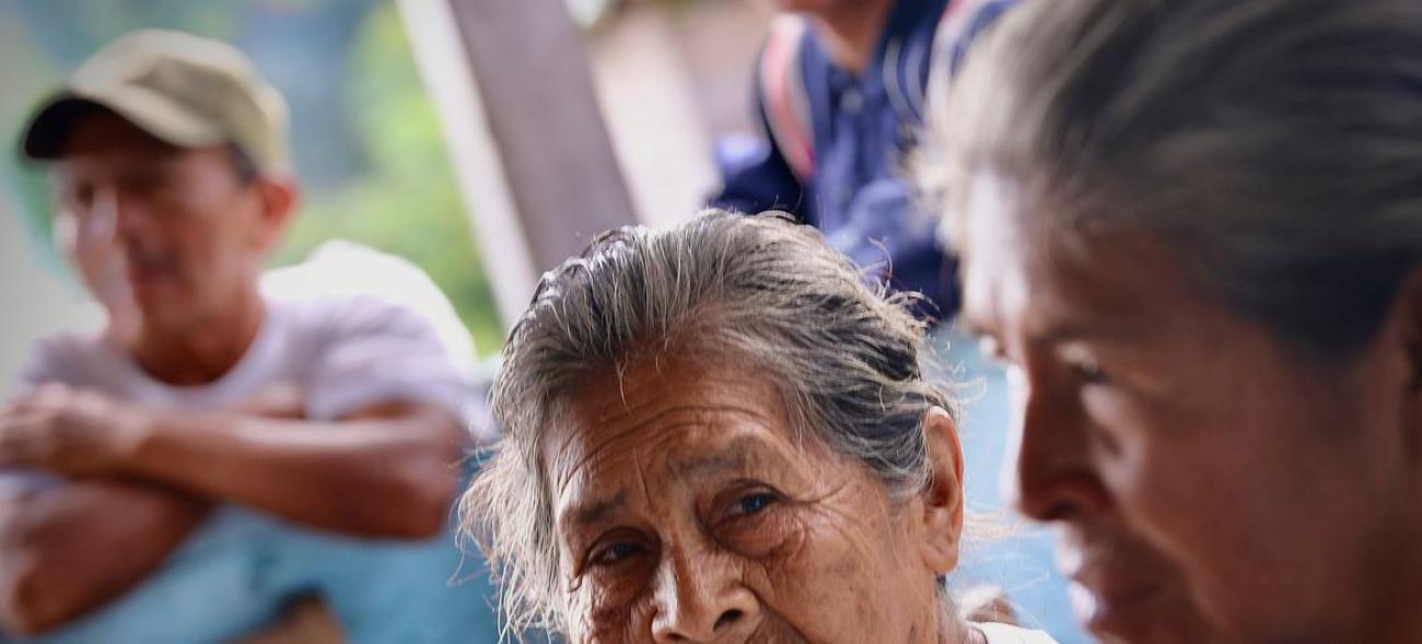 Una anciana indígena espera su turno para la consulta médica en una remota aldea del norte de Brasil.