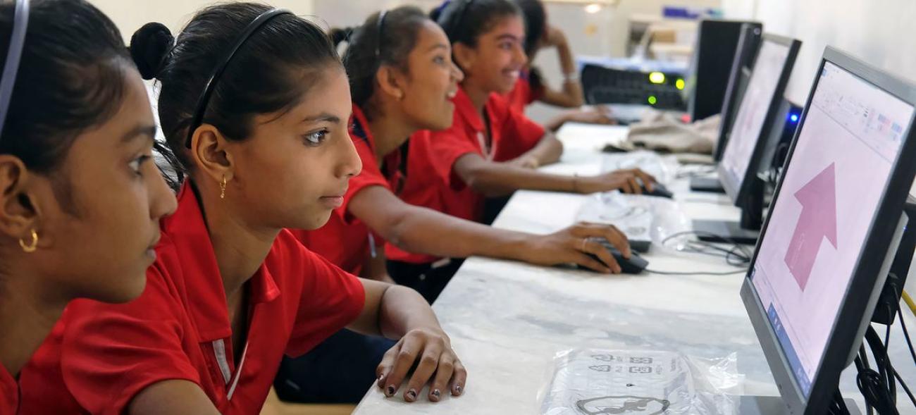 印度少女孩在一所小学里学习计算机技能。