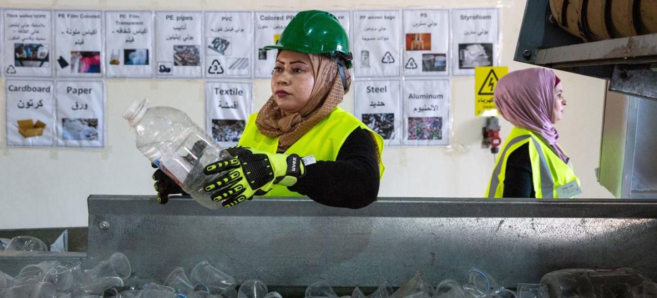 Une femme trie du plastique dans une usine de recyclage en Jordanie.