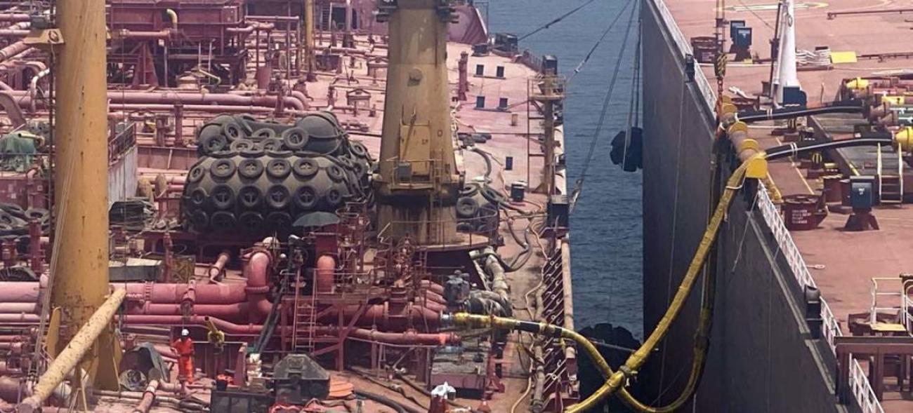 The UN has started a complex operation to transfer crude oil from a decaying supertanker stranded off the coast of Yemen since 2015.