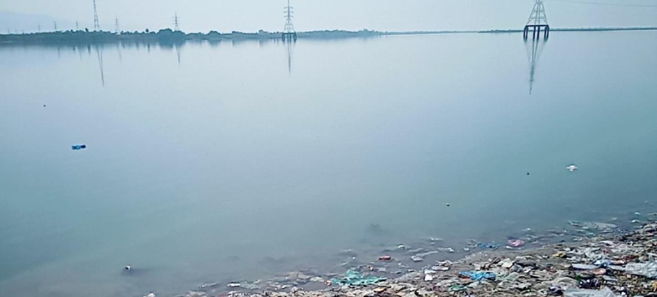 Река в Пакистане, берег реки которой полностью загрязнен пластиковыми отходами