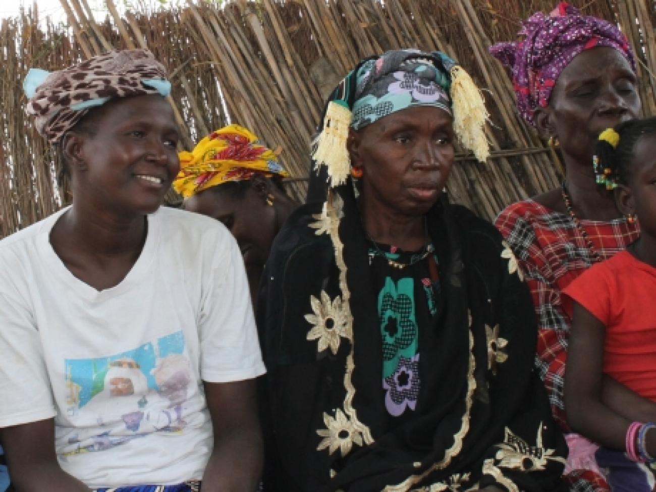 粮农组织与社区合作，设立了名为迪米特拉俱乐部的讨论和行动小组，农村女性和男性可以在这些安全、包容的空间里，寻求社区问题的解决方法。