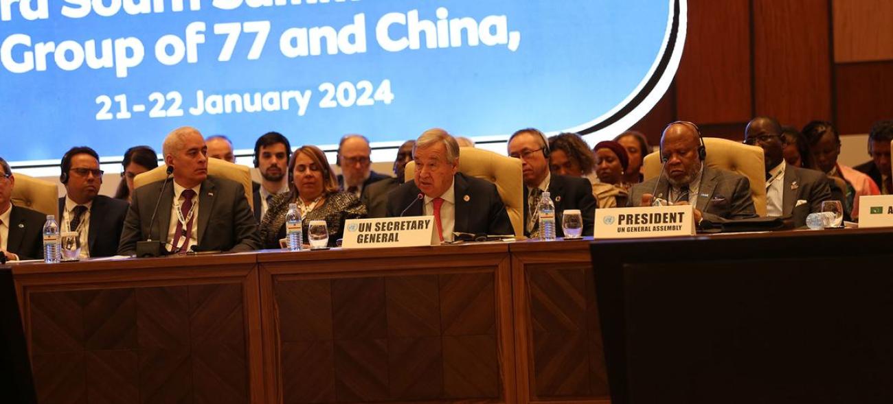 Антониу Гутерриш выступает за столом на саммите "Группы 77 плюс Китай"
