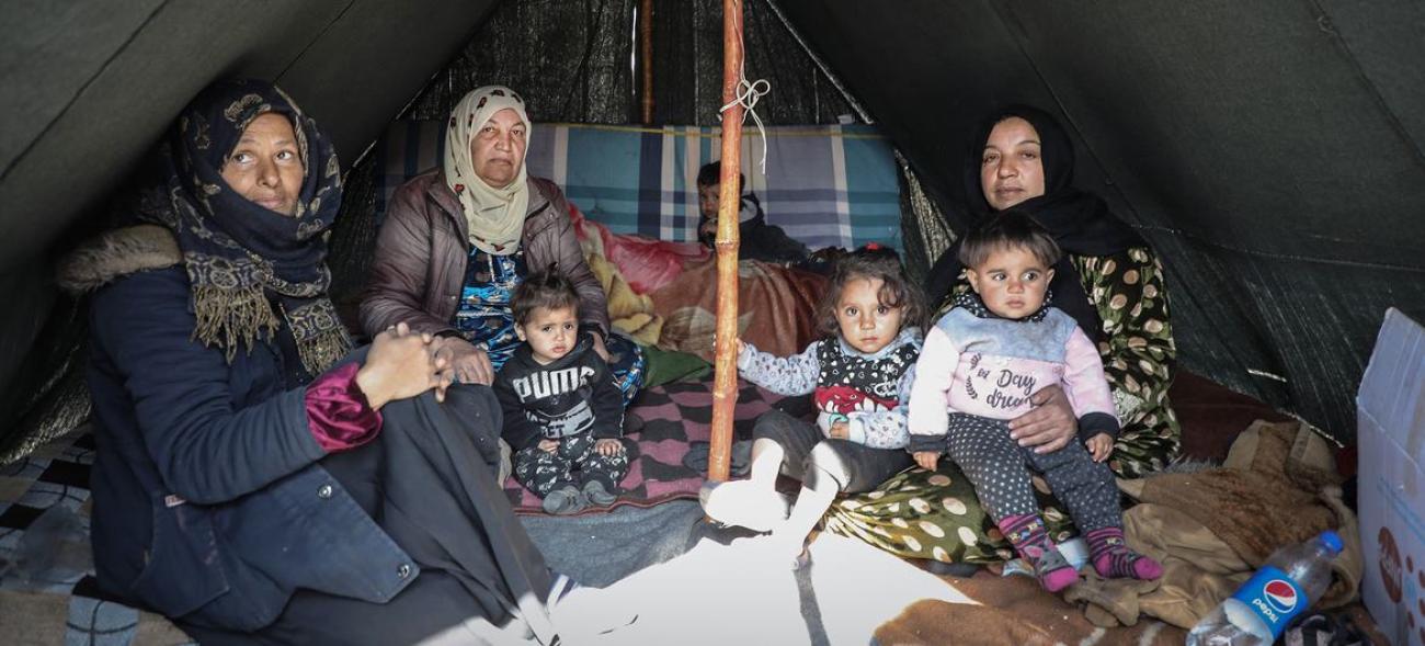一些土耳其地震后的灾民包括大人和小孩躲在一个帐篷里