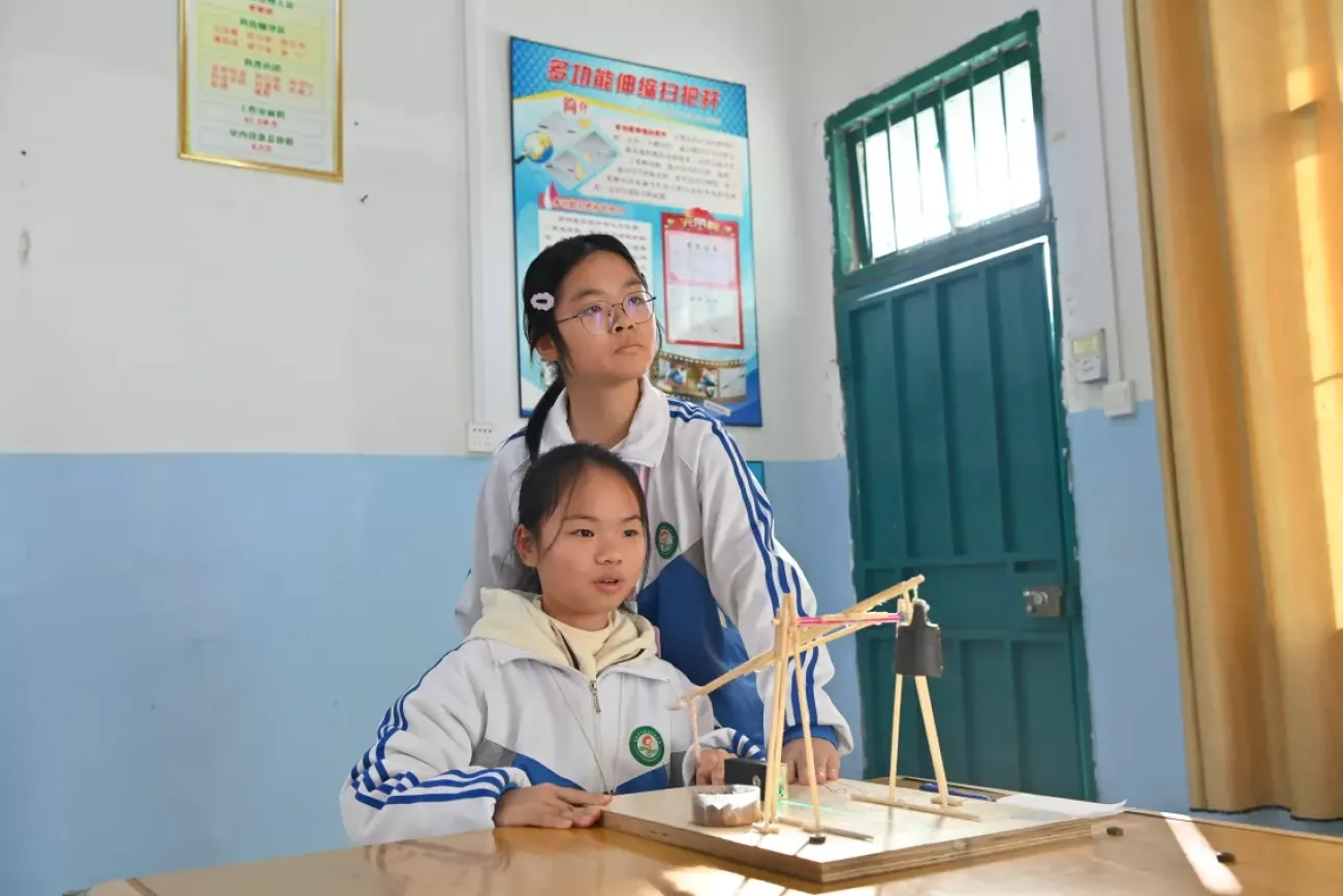 两位女生在做自制投石机的准度试验