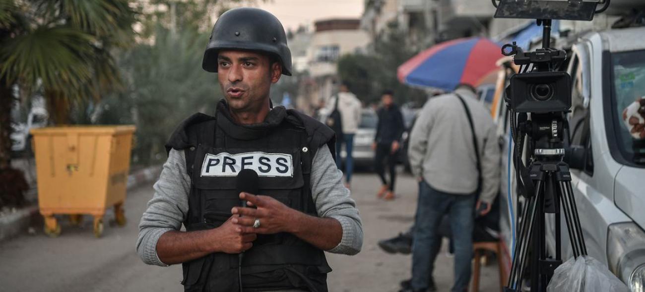 الصحفي الفلسطيني مصطفى البايض أثناء إحدى المداخلات من قطاع غزة