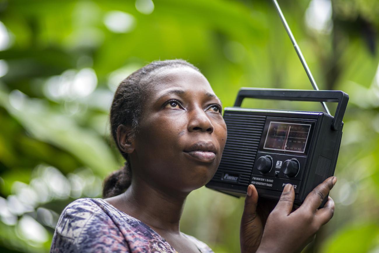 She listens to the radio. Радиостанции в Африке. Кинематограф Нигерии. Телевидение Африки.