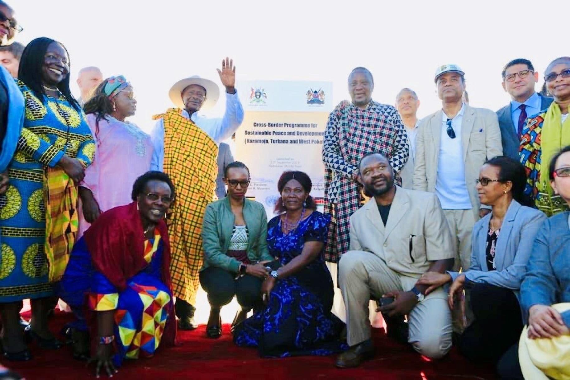 La foto muestra a los presidentes de Kenya y Uganda posando con jefes/as de agencias, fondos y programas y Coordinadores/as Residentes