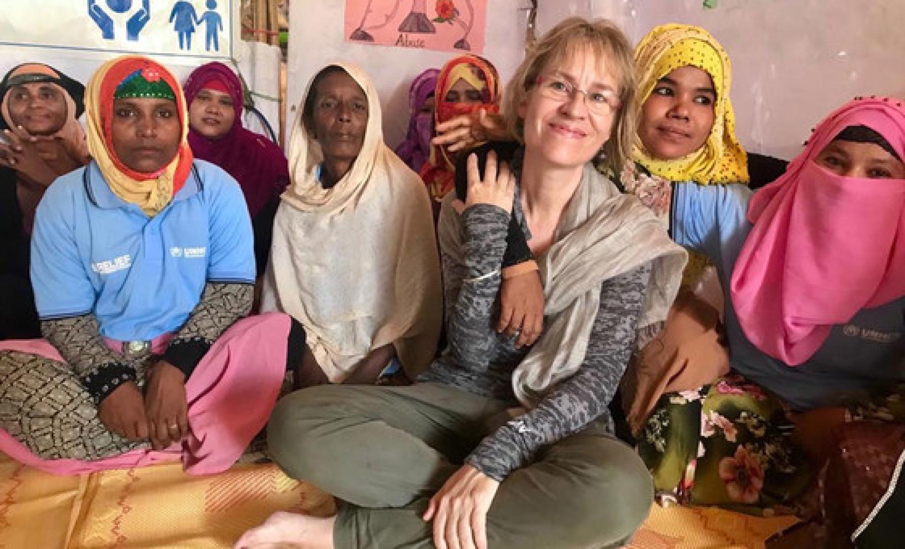 La Coordinadora Residente de las Naciones Unidas en Bangladesh, Mia Seppo (centro), se reúne con refugiados en el oeste del país en 2019.