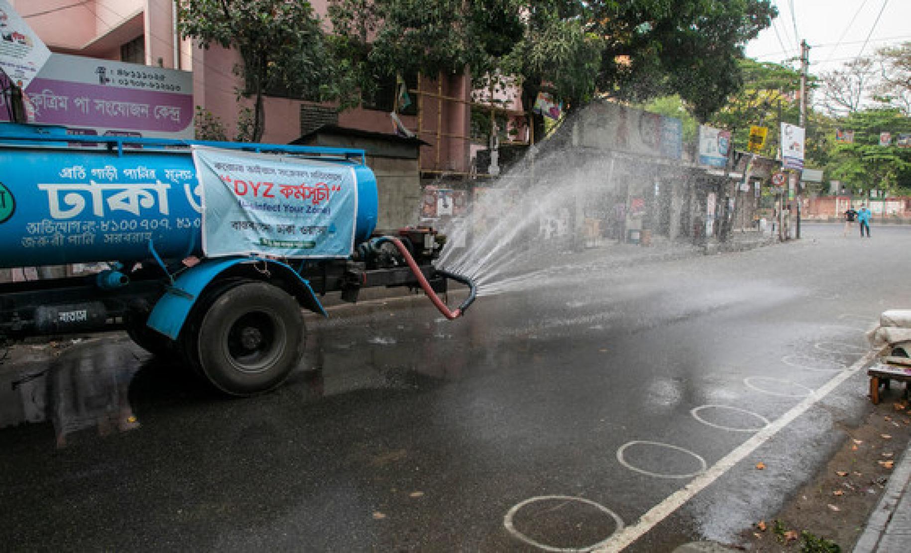 Un camión municipal sanea las calles de Dhaka, Bangladesh, para prevenir la COVID-19.
