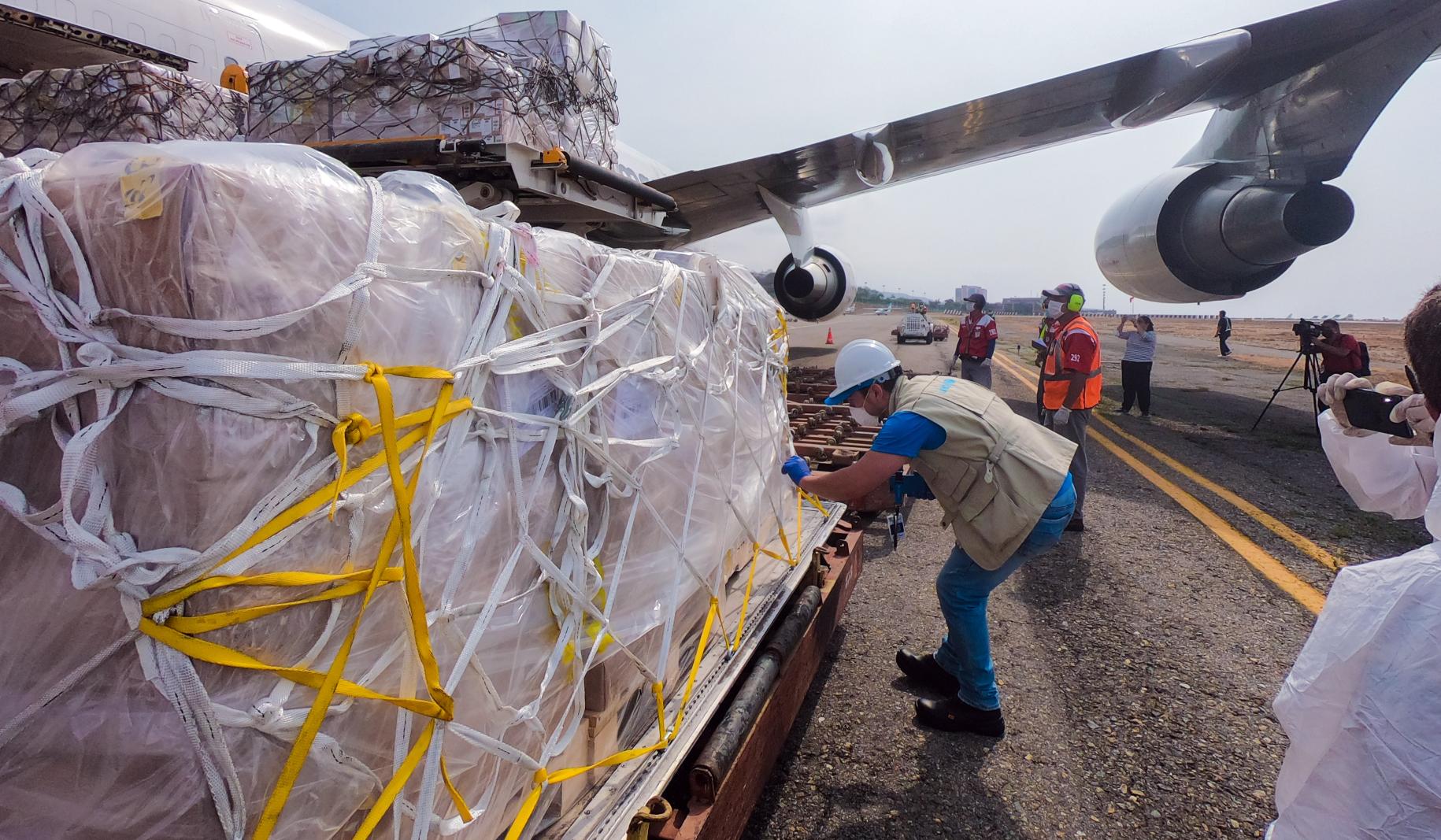 Un avión, gestionado por UNICEF, llegó al país con 90 toneladas de suministros para apoyar la respuesta a la COVID-19.